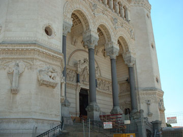 Basilique Notre-Dame de Fourvière, bottom of facade